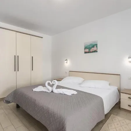 Activity Melli With Pool In Vizinada